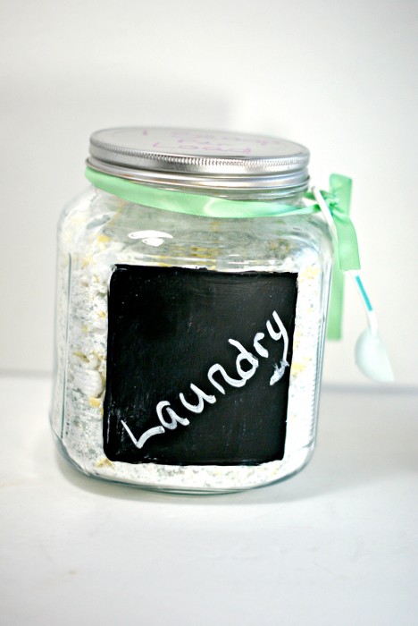 Homemade DIY Laundry Soap Mix in a Jar via @CleverPirate