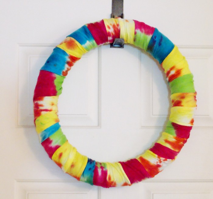 Summer Tie Dye Wreath ~ an easy and fun project for all ages!