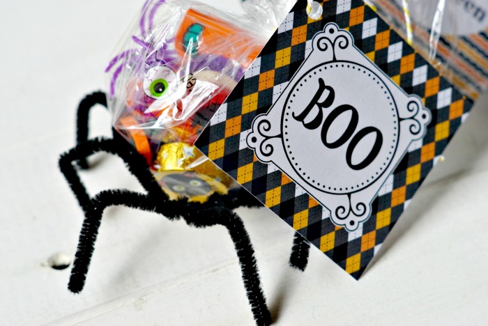 These Halloween Spider Treat Holders are a great idea for class parties! There's a free printable too!