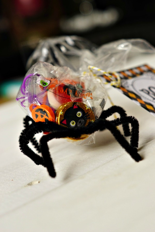 These Halloween Spider Treat Holders are a great idea for class parties! There's a free printable too!