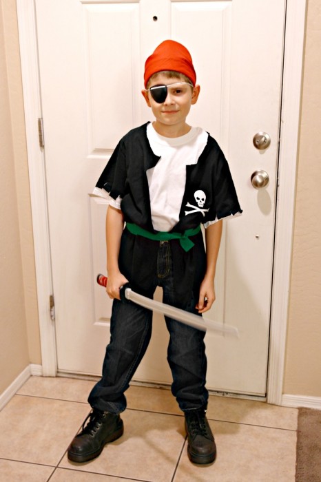 Diy Pirate Costume In 5 Minutes And Less Than Dollars Clever Pink - Diy Pirate Costume Accessories